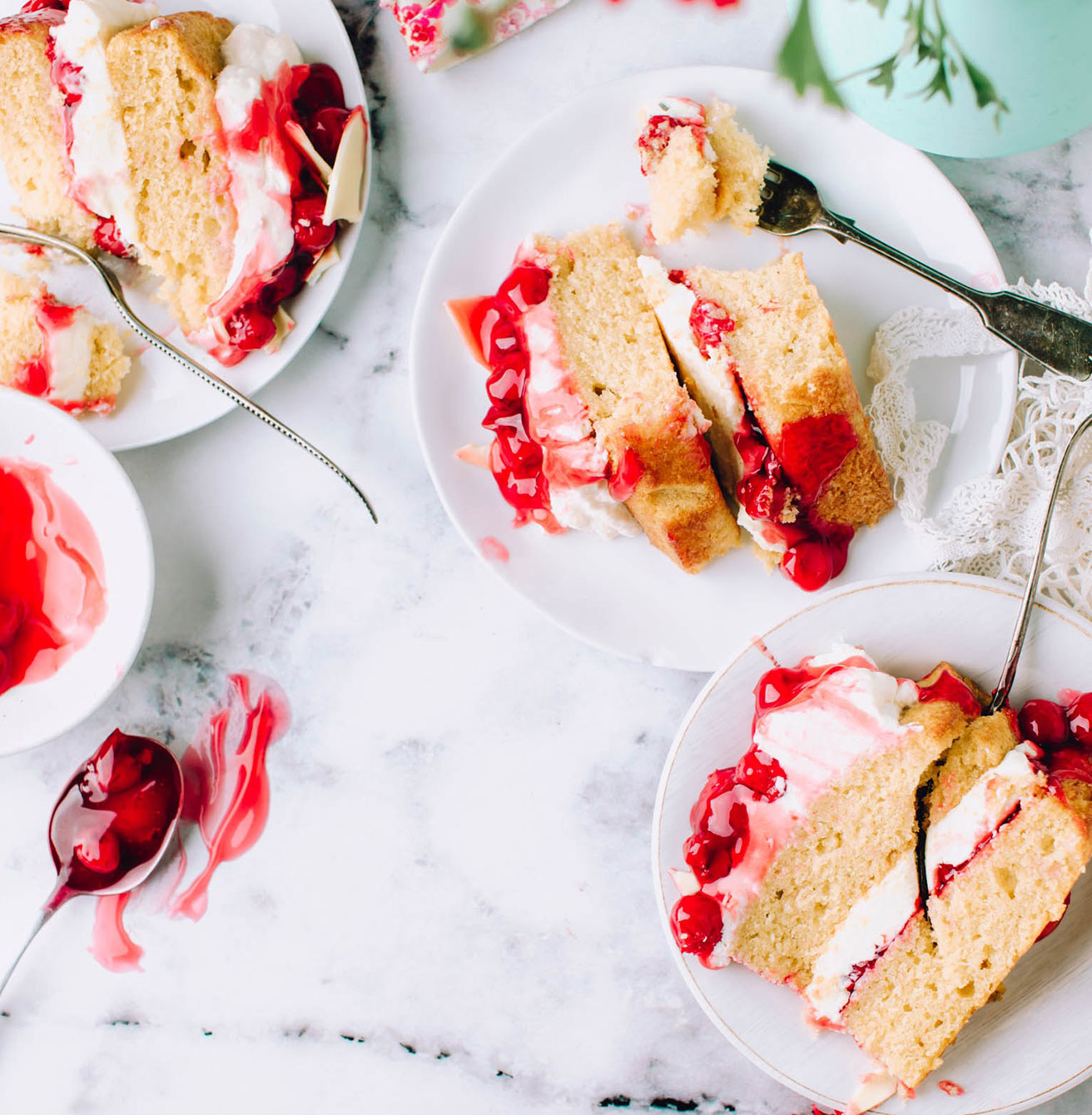 Cherries and vanilla cream cake